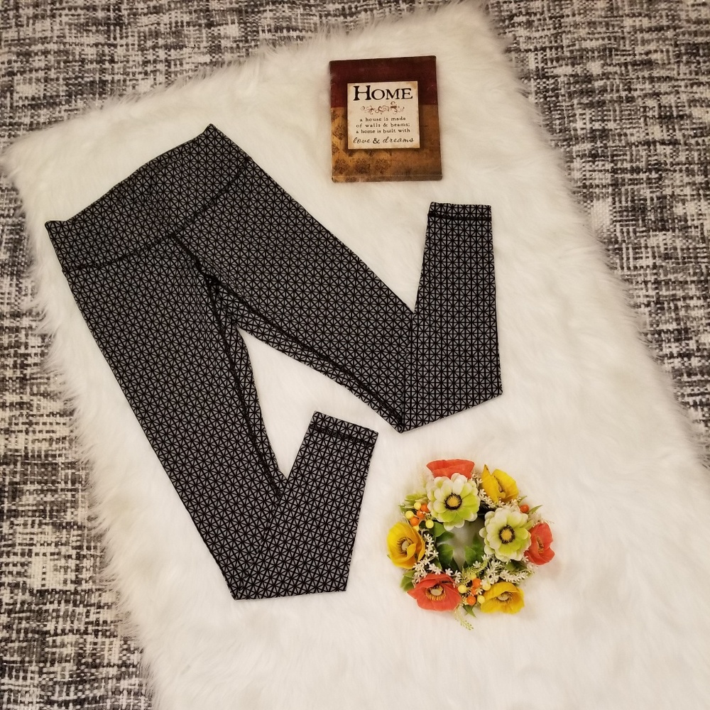 🌻🌺🌻LULULEMON GEOMETRIC WUNDER UNDER LEGGINGS!!